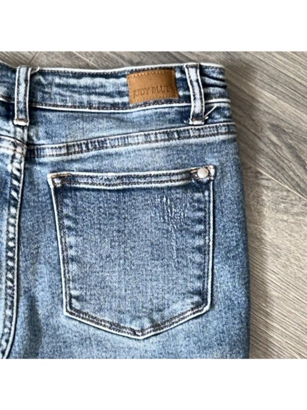 Judy Blue Shorts Womens M Denim Bermuda Distressed Frayed Hem Stretch JB150030 - Picture 3 of 11